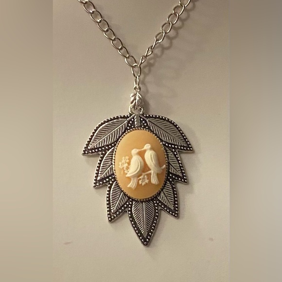 NEW Beautifully detailed "Love birds/white doves" necklace - Picture 1 of 2